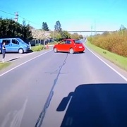Autobus plný lidí skutečně nejde zabrzdit naráz