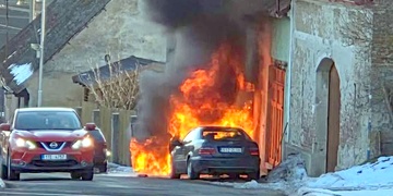 Požár auta ohrožoval i dům