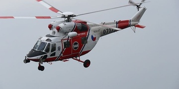 Startoval vrtulník – těžce zraněný 16letý motorkář