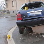 Zcela opilá dívka bez řidičáku zdemolovala auto i plot
