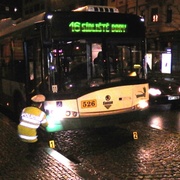 Čtrnáctiletou dívku srazil na Americké trolejbus