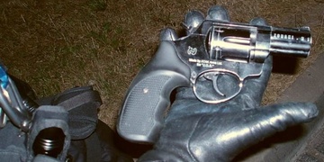 Syn zmlátil svého otce a babičce vyhrožoval smrtí