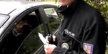 Těžce ožralý řidič i se spolujezdcem po nehodě usnuli v autě