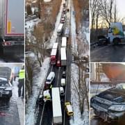 Při hromadné nehodě se střetlo celkem třináct nákladních i osobních vozů