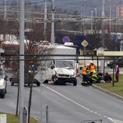 Sražená žena i nabouraný autobus MHD. V Plzni se bourá a jsou i vážně zranění.