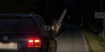 Spolujezdec z jedoucího vozu zaútočil a zranil mladíka motorovou pilou
