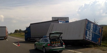 Dopravní nehoda kamionu brzdí dopravu na dálnici D5