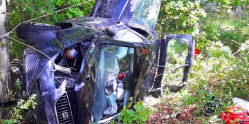 Řidička nezvládla řízení a s vozem vletěla do lesa