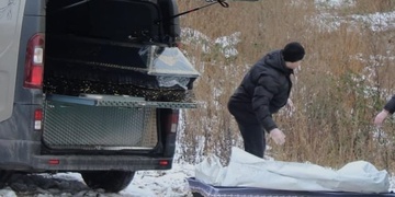 V lese nedaleko Plzně byl nalezen mrtvý muž