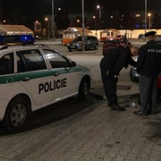 Cizinci vyprovokovali bitku, zranili dalšího a z místa ujeli opilí autem