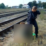 S rozpřaženýma rukama běžel proti lokomotivě