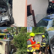 Ženě na pozemek vjelo auto, přejelo po střeše jejího vozu a zabilo jí psa