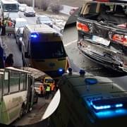 Autobus způsobil řetězovou nehodu, dva zranění lidé