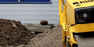 Právě se evakuuje areál vysokých škol na Borech. Nalezl se zde dělostřelecký projektil z války.