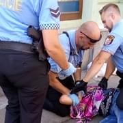 Opilá žena do strážníků kopala a jednomu roztrhala uniformu