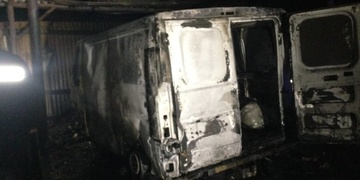 Noční požár v Plasích zničil sklad i zaparkovanou dodávku