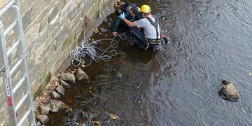 Hasiči v Karlových Varech zachraňovali chlapce v korytě řeky