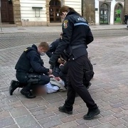 Opilá žena na stánkaře vzala kámen