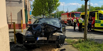 Opilý řidič naboural do domu a zranil svojí malou dcerku