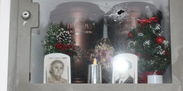 Neznámý pachatel rozstřílel hřbitov v Líních