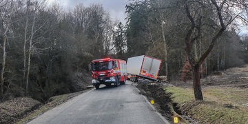 Neznámý řidič vytlačil kamion ze silnice