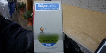 Dva opilí muži a dvě ženy pod vlivem drog