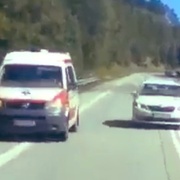 Pirát silnic si zazávodil se sanitkou