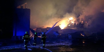 Rozsáhlý požár zlikvidoval zemědělskou techniku, auta i pícniny