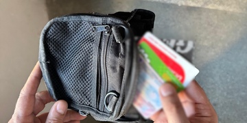 Pachatel na místě činu zanechal své kompletní doklady, víc policistům již pomoci nemohl