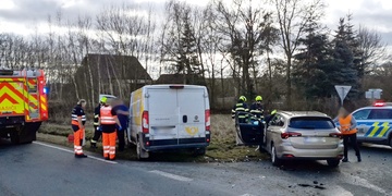 Střet poštovní dodávky s osobním vozem