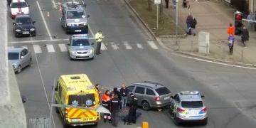 Auto na přechodu usmrtilo chodce, další dva lidé jsou zranění