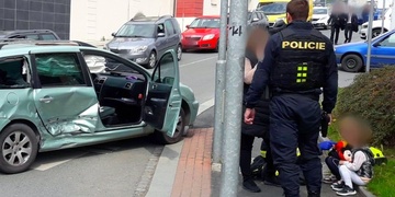 Po nehodě řidič i řidička tvrdili, že jeli na zelenou