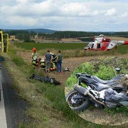Nehoda motorkáře, musel pro něj letět vrtulník