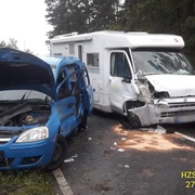 Ženu museli z vraku vyprostit hasiči a do nemocnice ji transportovala LZS