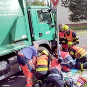 Seniorka zůstala zaklíněná pod popelářským vozem