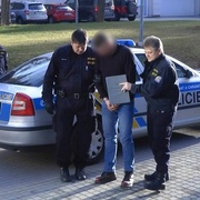 Zloděj na místě činu zapomněl mobil a boty