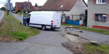 Silně opilý řidič nezvládl řízení a s dodávkou smetl sloup