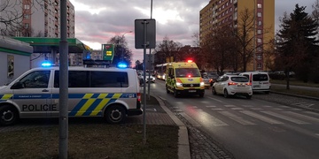 Na Slovanech srazilo auto malého chlapečka na koloběžce