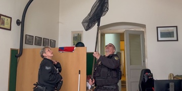 Napadení dravým ptactvem aneb policejní zásah přímo v redakci