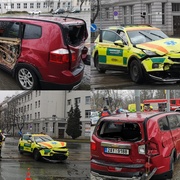 Střet vozu záchranářů s dalším vozidlem