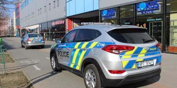 Pachatel ozbrojený boxerem napadl a oloupil dítě