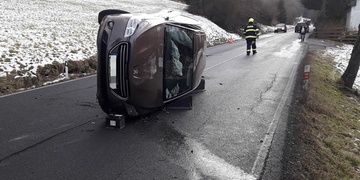 Další převrácené auto