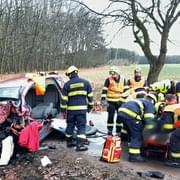 Vážná dopravní nehoda, zraněného řidiče museli z vraku vyprostit hasiči