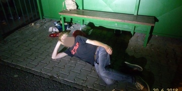 Muže s téměř čtyřmi promile i další opilce museli zajistit strážníci