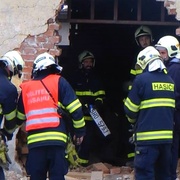 Žena projela zdí stodoly a kamion pak ještě zboural plot