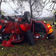 Auto vyletělo ze silnice a přerazilo jabloň