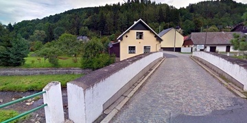 Během focení spadla žena z mostu a velmi vážně se zranila