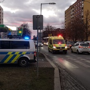 Na Slovanech srazilo auto malého chlapečka na koloběžce