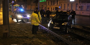 22:00 Další vozidlo v kolejišti, další hodinu a půl stály tramvaje