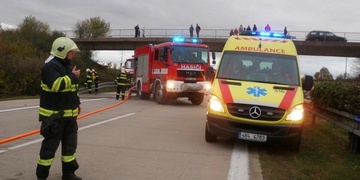 Tři nehody po sobě na dálnici D5